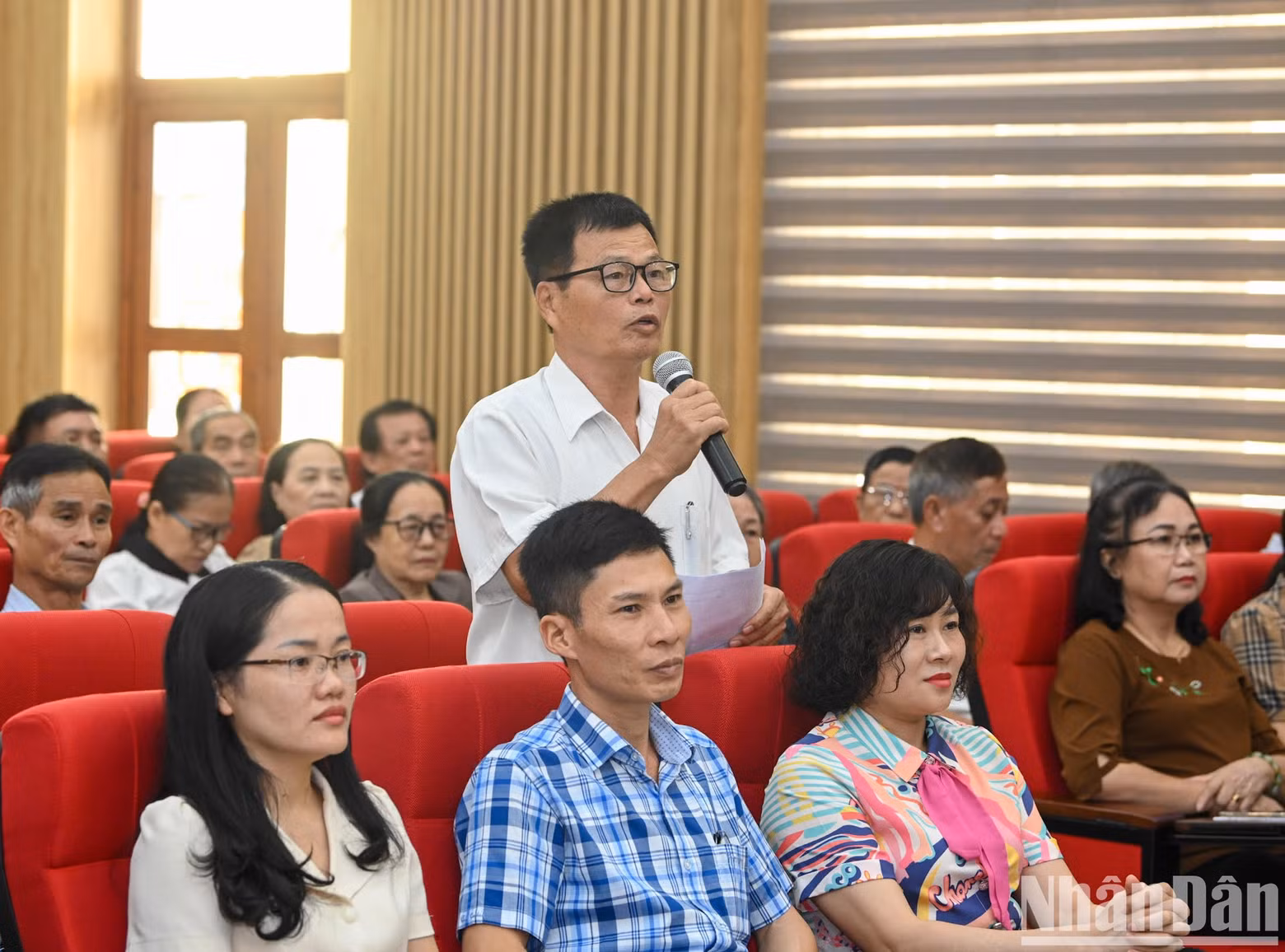 Voter Pham Van Tuyen from Ngoc Xuyen ward speaking at the meeting.