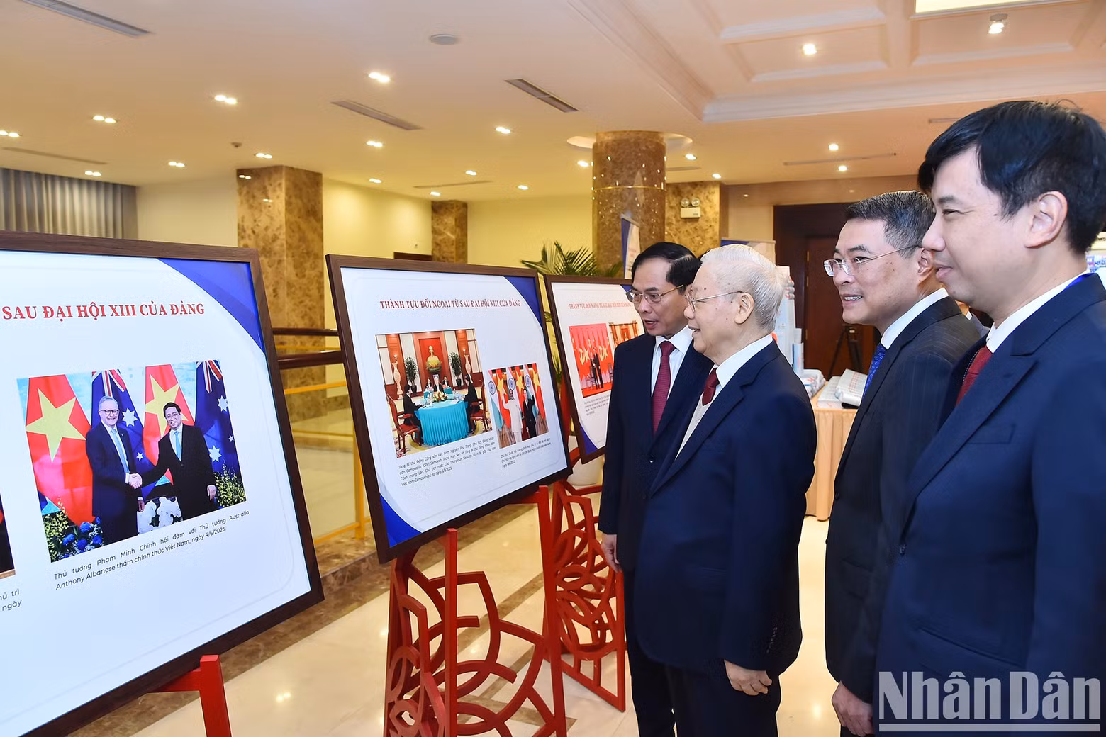 Party General Secretary Nguyen Phu Trong visit an exhibition held on the sidelines of the 32nd National Diplomatic Conference.