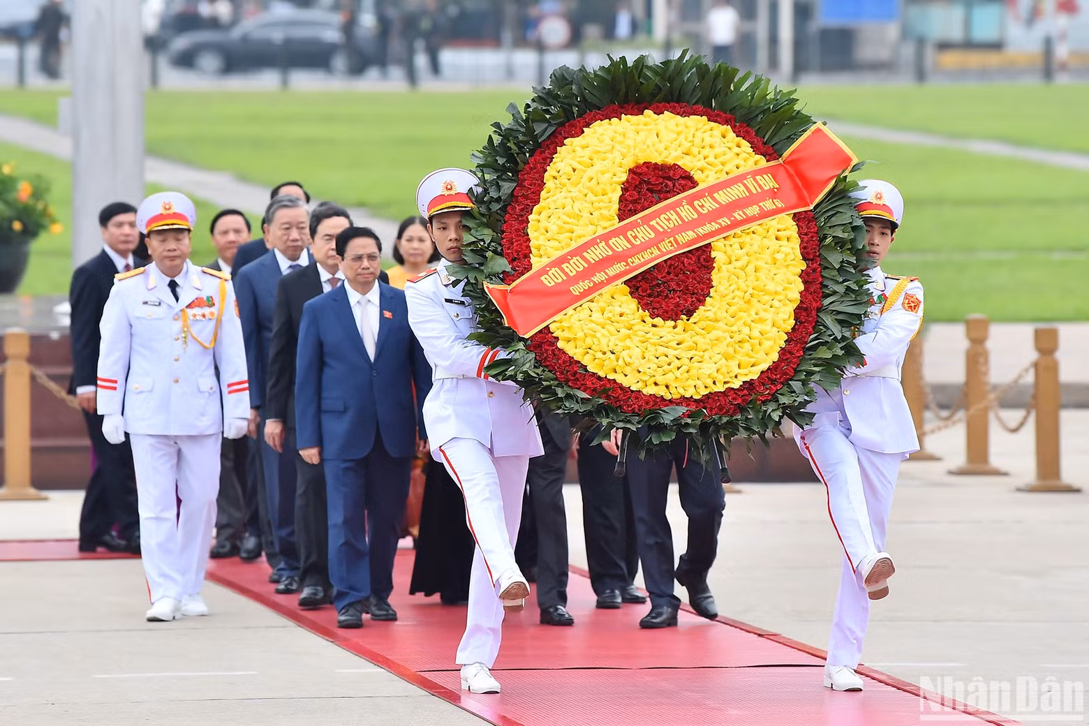 The delegation's wreath says “Forever grateful to great President Ho Chi Minh”. The delegation's wreath says “Forever grateful to great President Ho Chi Minh”.