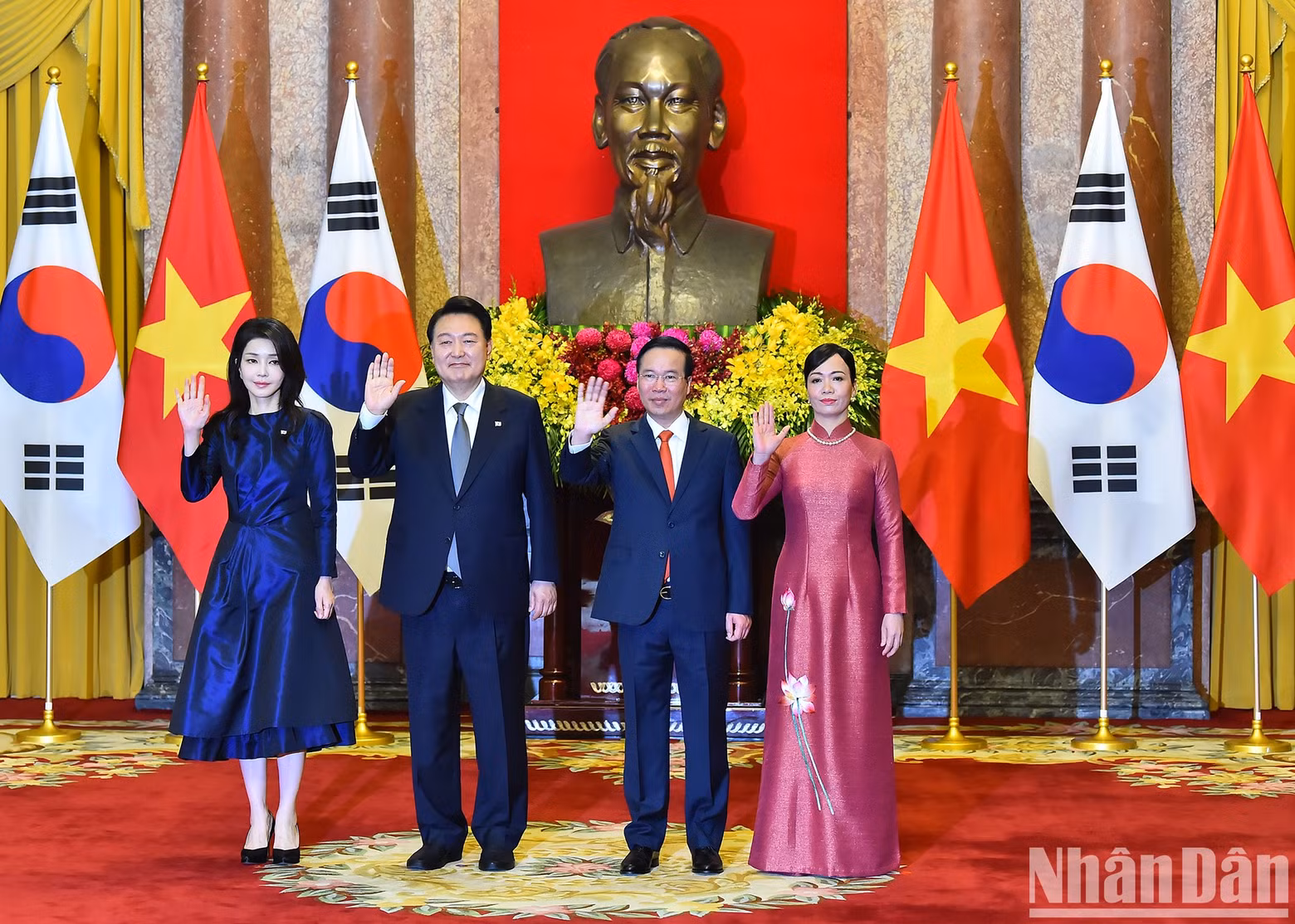 President Vo Van Thuong, RoK President Yoon Suk Yeol, and their spouses at the ceremony. President Vo Van Thuong, RoK President Yoon Suk Yeol, and their spouses at the ceremony.