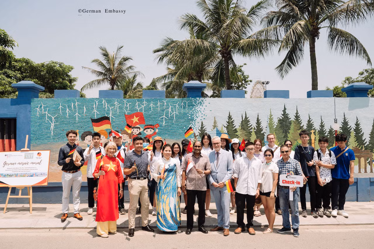 Delegates pose for a group photo in front of the mural painting (Photo: German Embassy Hanoi)