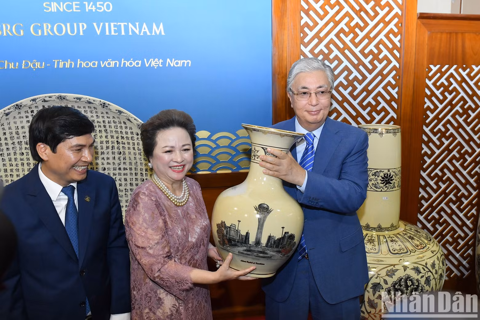 Kazakh President Kassym-Jomart Tokayev receives a gift from the Chu Dau Ceramics JSC.