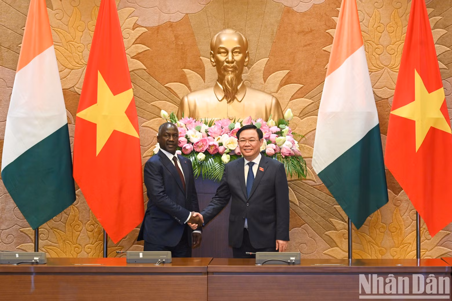 The Vietnamese and Côte d'Ivoire NA leaders sign a MoU on cooperation between the two legislatures. (Photo: VNA)