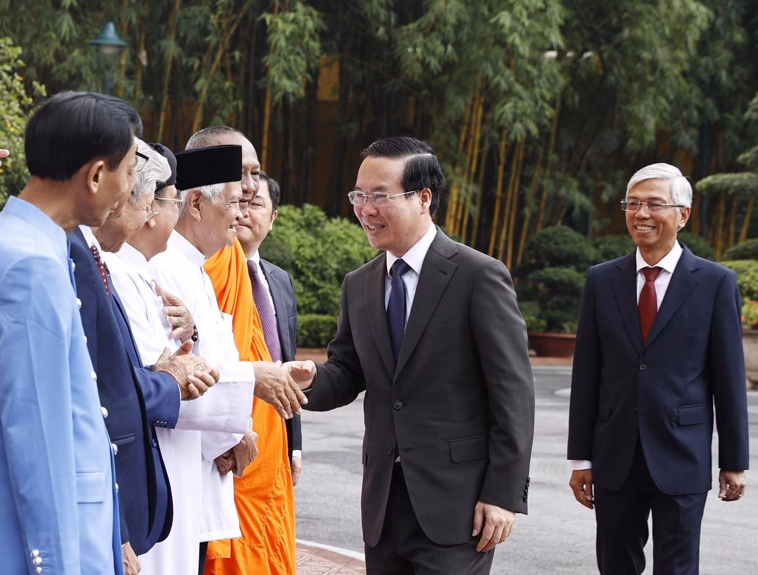 The delegation included religious dignitaries, noted ethnic minority people, and intellectuals who have made significant contributions to social-economic development and ensuring security and order in Ho Chi Minh City. The delegation included religious dignitaries, noted ethnic minority people, and intellectuals who have made significant contributions to social-economic development and ensuring security and order in Ho Chi Minh City.