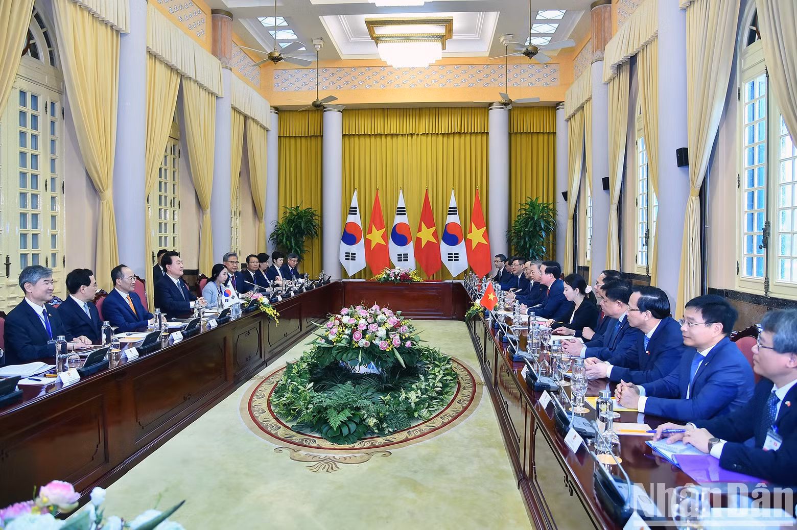 After the ceremony, the two leaders held talks. After the ceremony, the two leaders held talks.