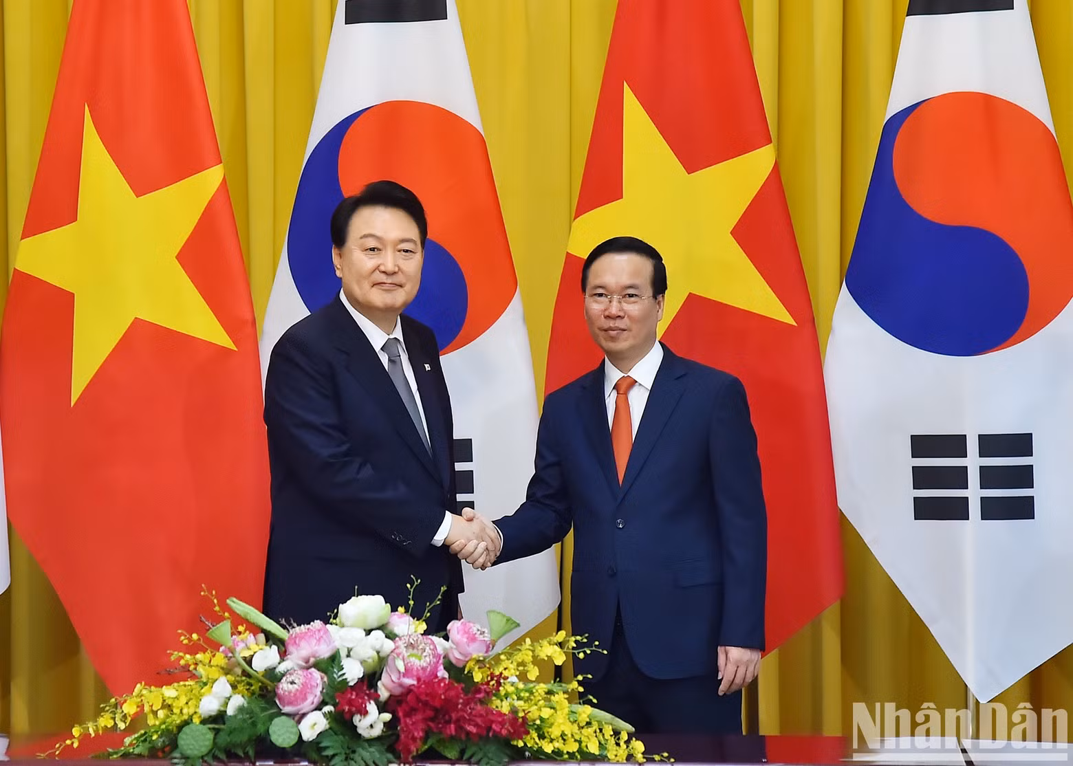 President Vo Van Thuong (R) and RoK President Yoon Suk Yeol. President Vo Van Thuong (R) and RoK President Yoon Suk Yeol.