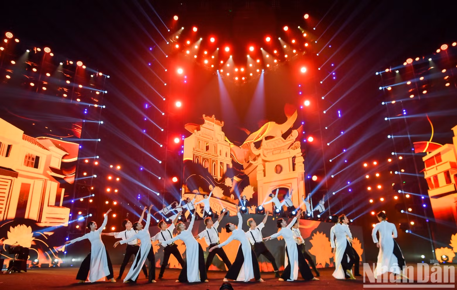 Singer Do Hoang Hiep and the choir open the programme with the song 'Nguoi Ha Noi' (Hanoians).