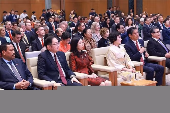 Ambassadors and heads of international organisations at the banquet (Photo: VNA)