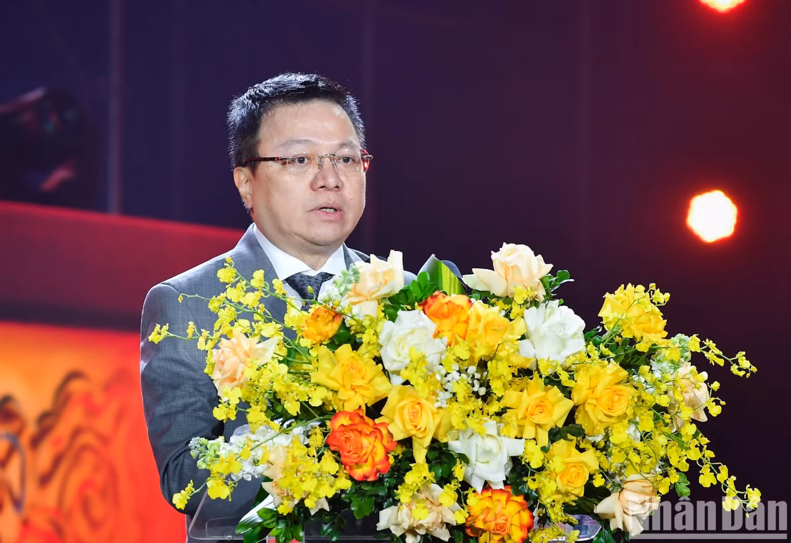 Le Quoc Minh, Member of the Party Central Committee (PCC), Editor-in-Chief of Nhan Dan (People) Newspaper, Deputy Head of the PCC Commission for Communication and Education, and Chairman of the Vietnam Journalists’ Association, speaks at the 'Light Concert - Welcome New Year 2025'.