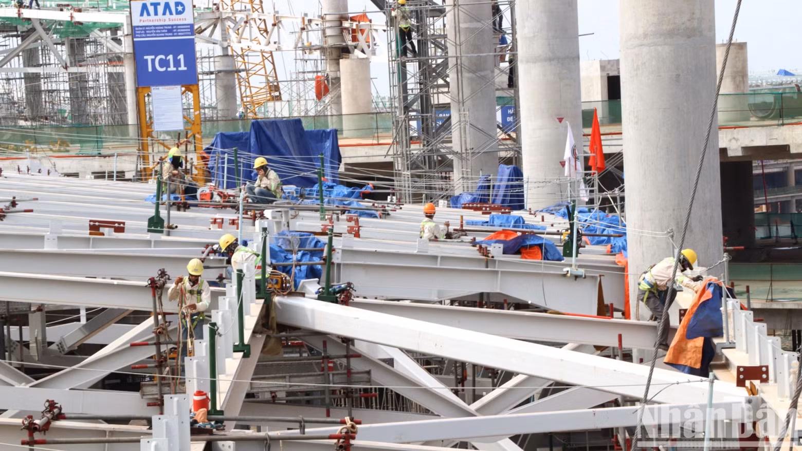 Workers constructing the roof of the Long Thanh Airport passenger terminal.