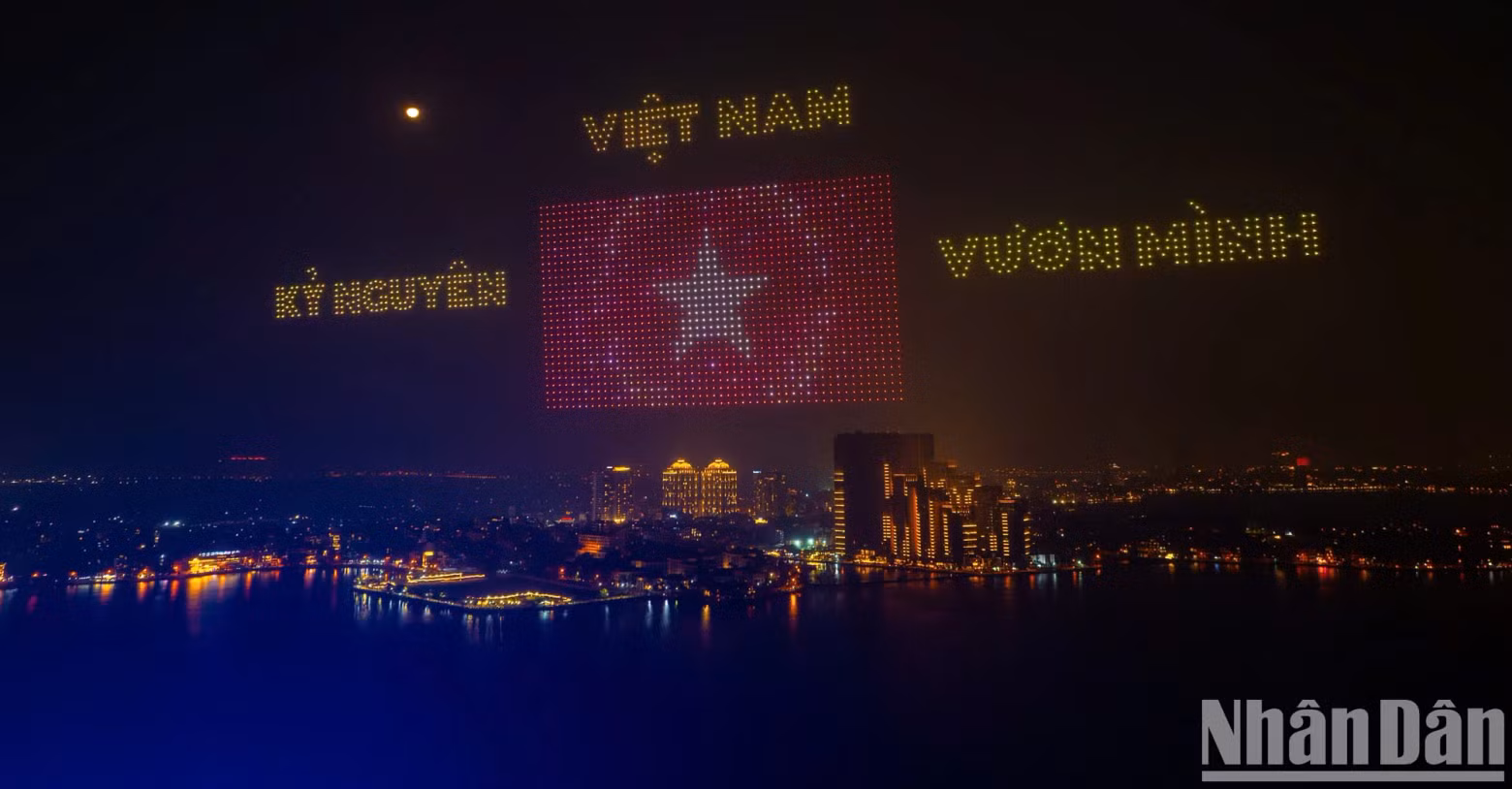 The message of 'Vietnam - The new era of national development' is brilliantly recreated in the night sky.
