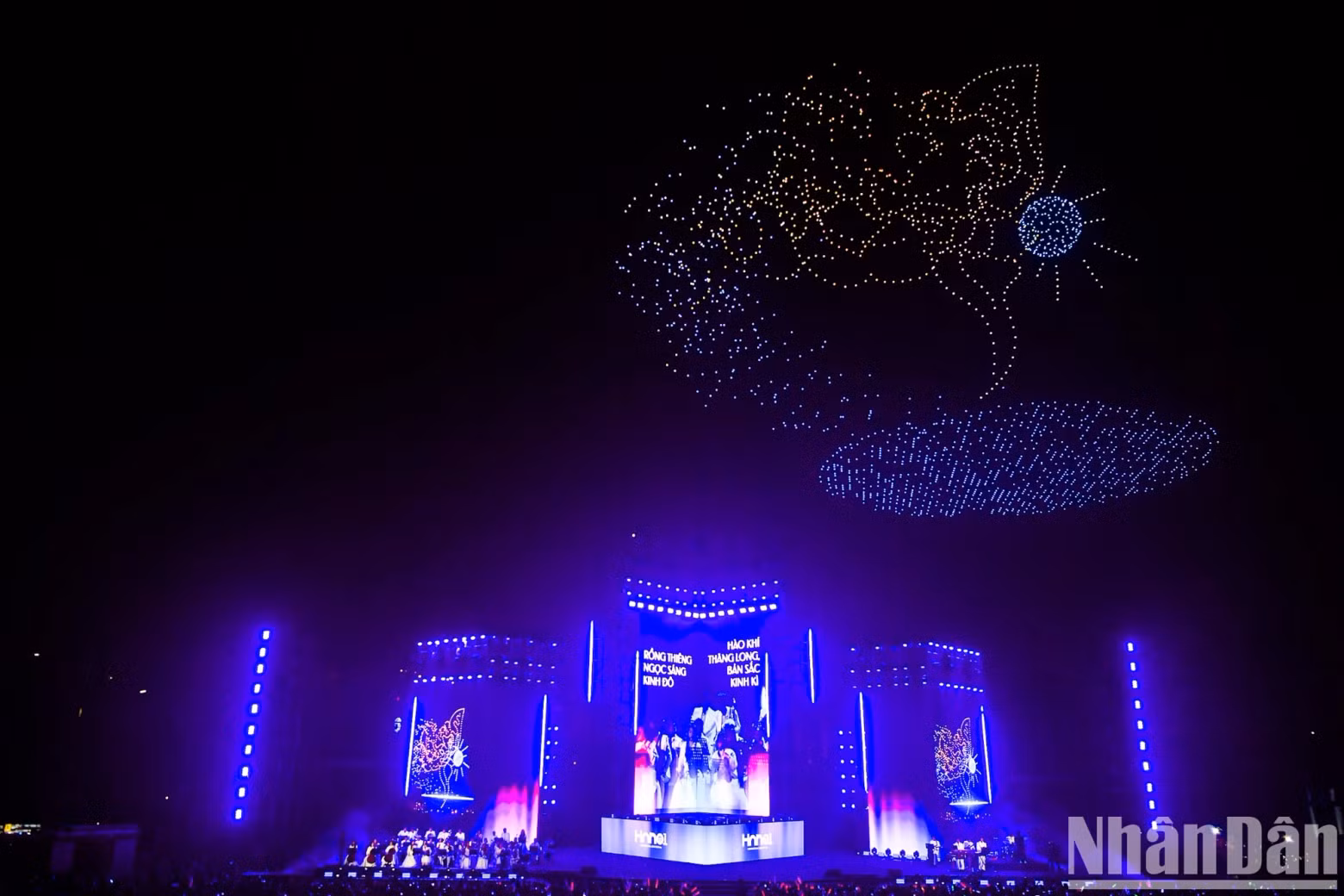 The audience admires the 2,025 drones flying in the night sky.