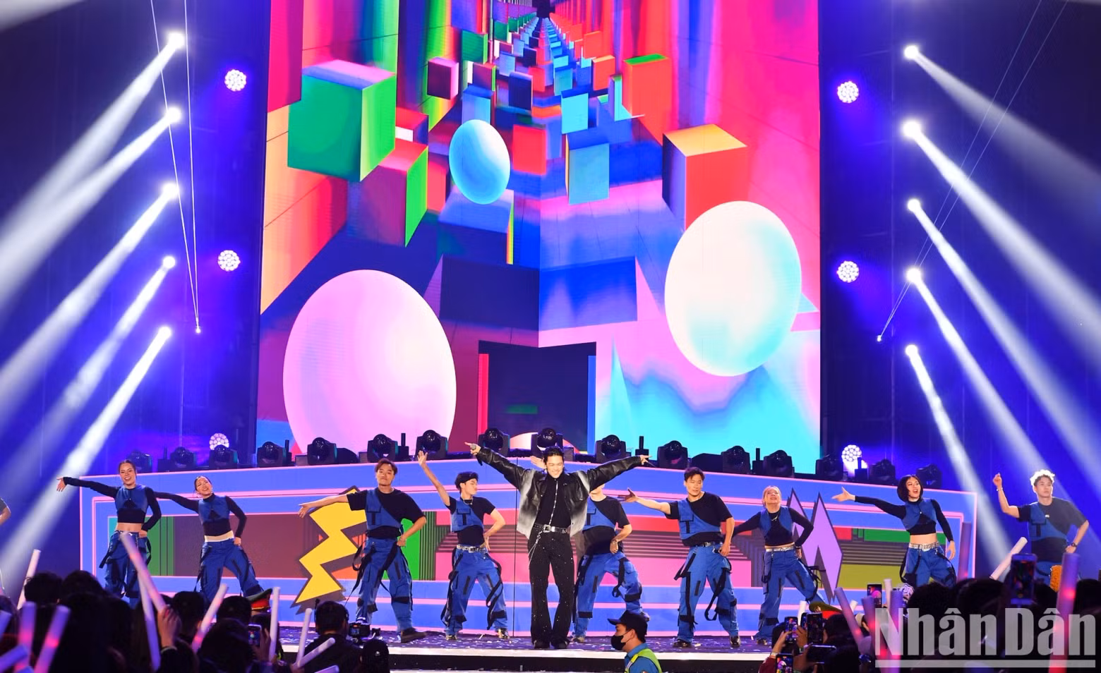 The artists burned themselves out on stage at the 'Light Concert - Welcome to the New Year 2025'.