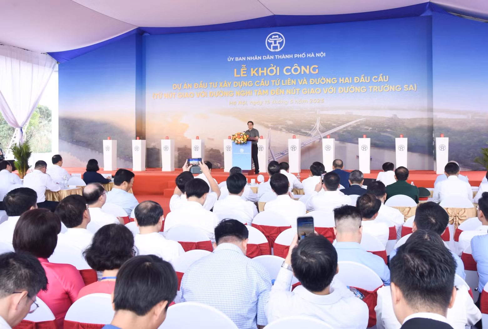 Overview of the groundbreaking ceremony.