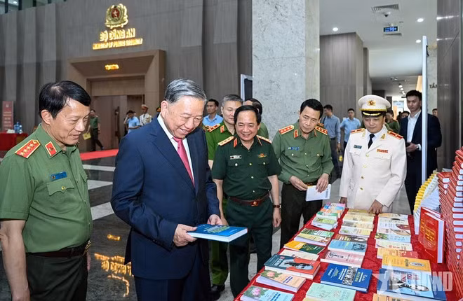 Party General Secretary To Lam visits a display of books at the event (Photo: qdnd.vn)