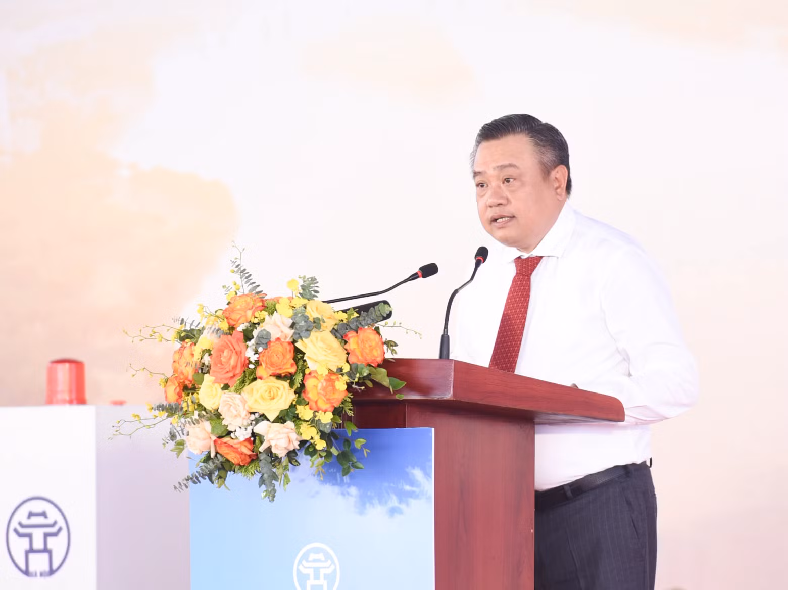 Chairman of the Ha Noi People’s Committee Tran Sy Thanh delivers a speech at the ceremony.