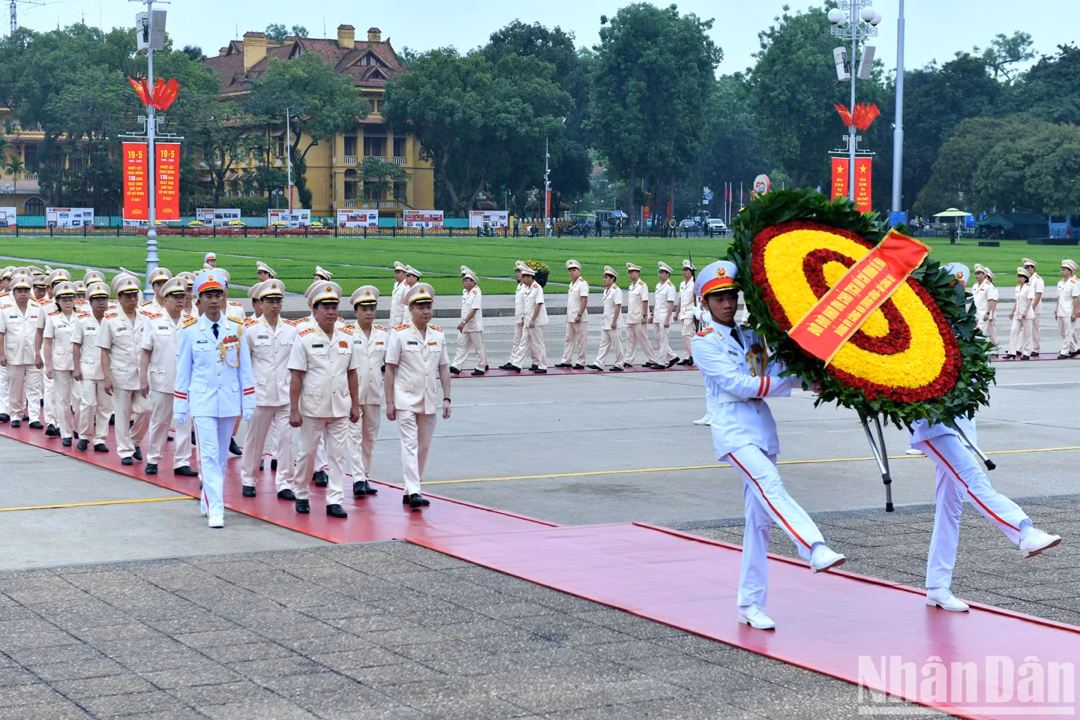 The delegation from the Central Public Security Party Committee – Ministry of Public Security visits the Mausoleum to express respect for President Ho Chi Minh.