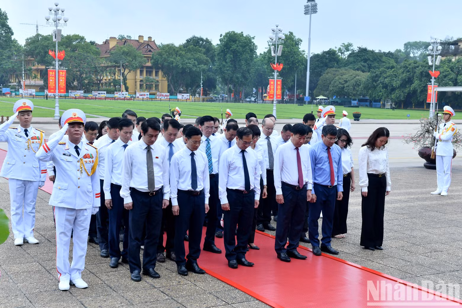 The Ministry of Foreign Affairs delegation solemnly commemorates President Ho Chi Minh.