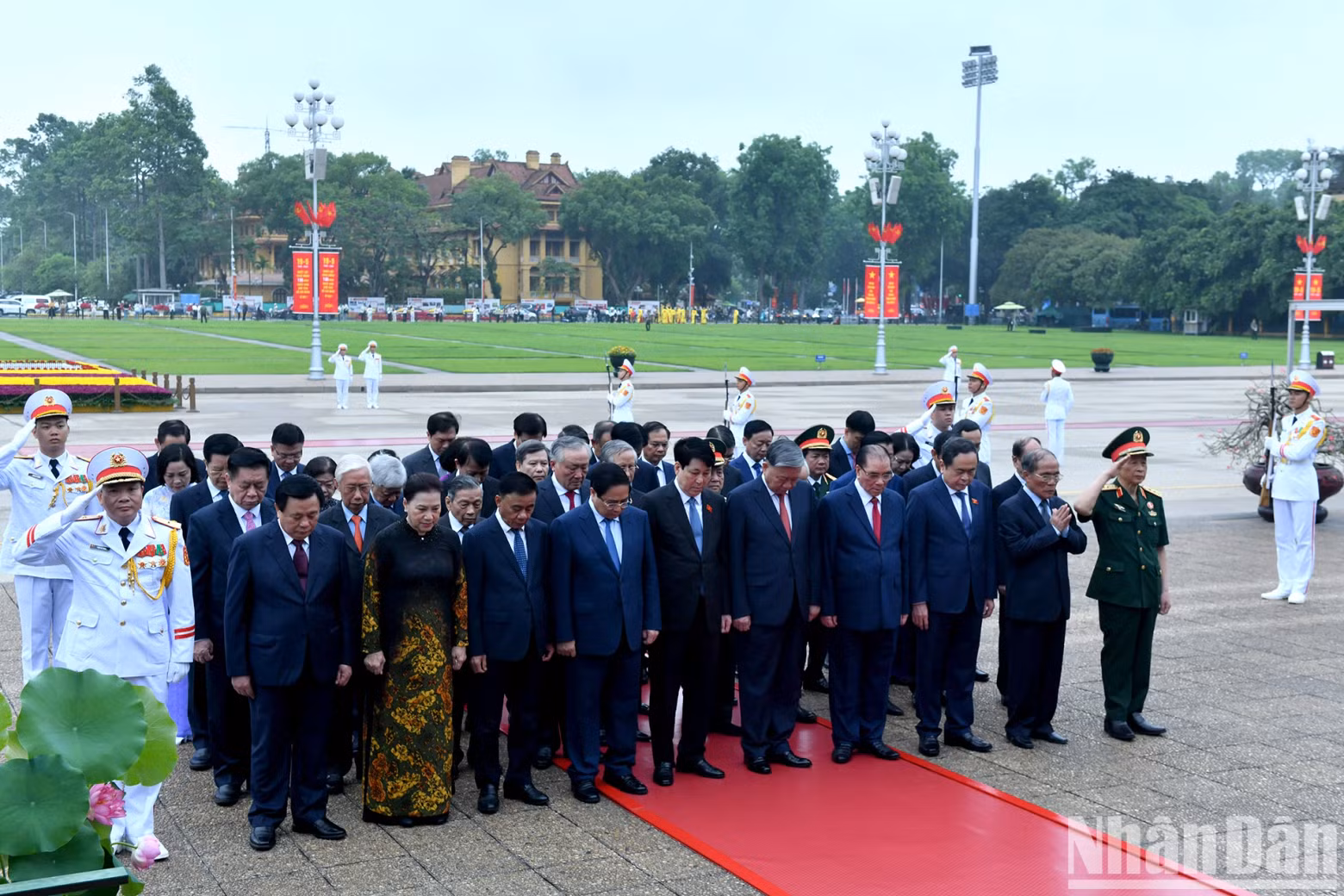 The leaders and former leaders of the Party and State solemnly remember the immense contributions of President Ho Chi Minh.