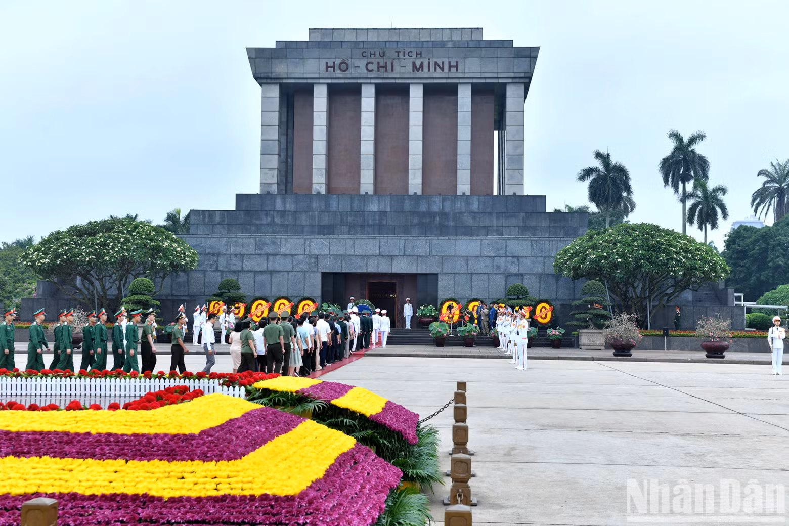 People from all walks of life and members of the armed forces also enter the Mausoleum to pay tribute to President Ho Chi Minh.