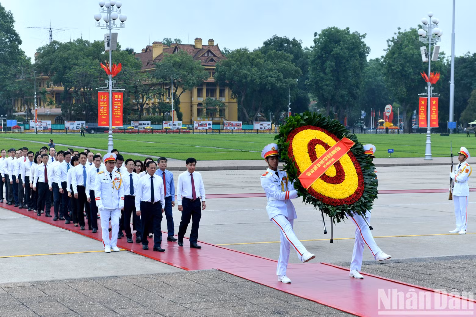 The delegation from the Ministry of Foreign Affairs pays tribute at the Mausoleum.
