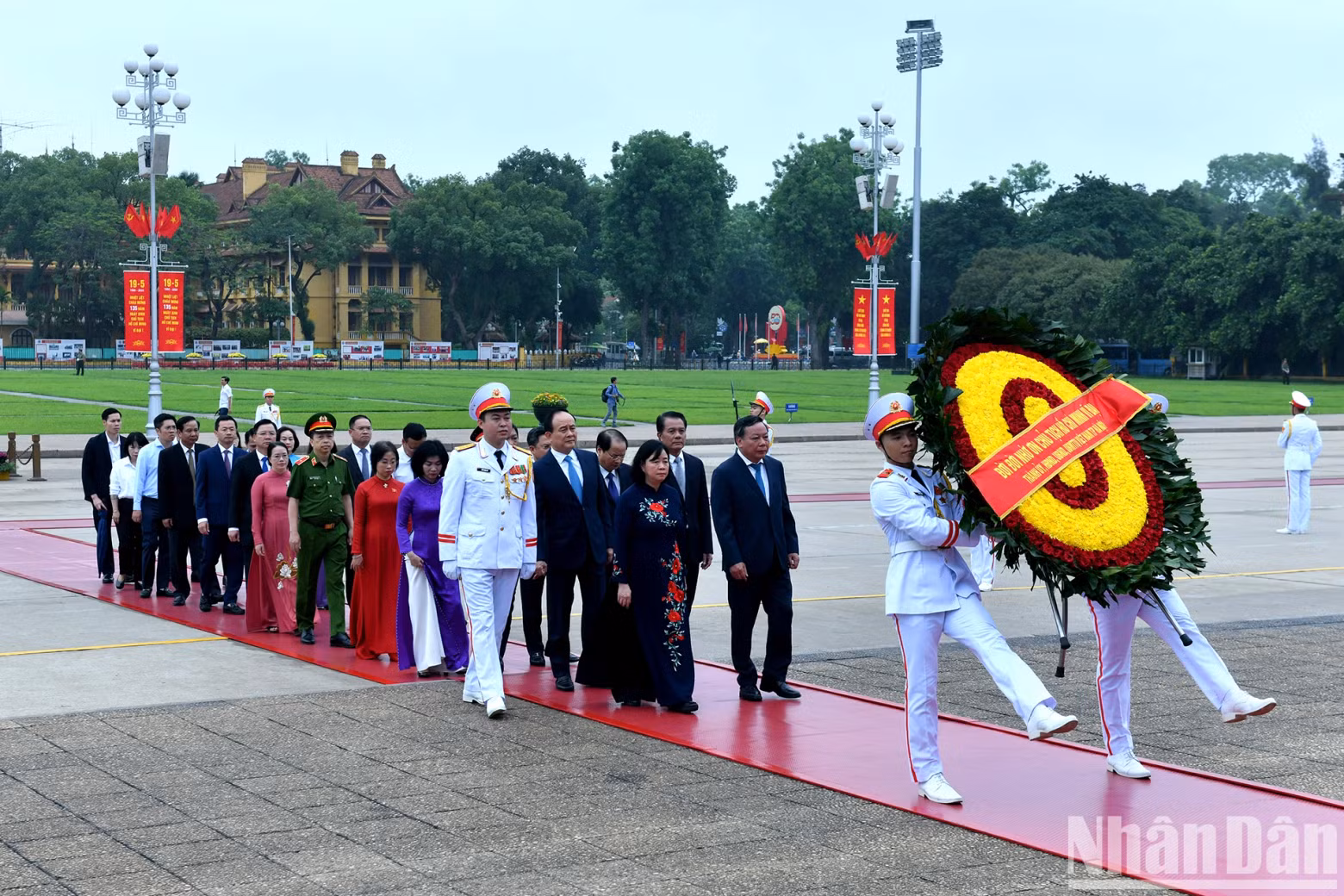 The delegation from the Ha Noi Party Committee, People's Council, People's Committee, and Viet Nam Fatherland Front Committee pays tribute at the Mausoleum.