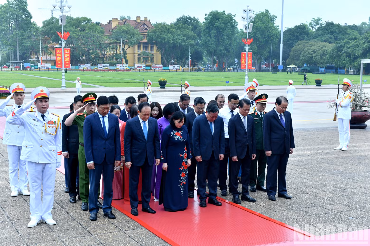 The delegation from the Ha Noi Party Committee, People's Council, People's Committee, and Viet Nam Fatherland Front Committee respectfully remember President Ho Chi Minh.