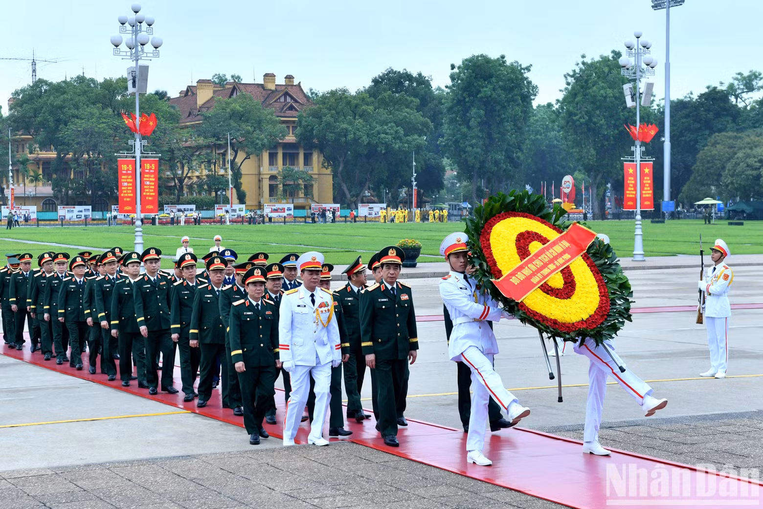 Members of the delegation from the Central Military Commission – Ministry of National Defence pay tribute at the Mausoleum.