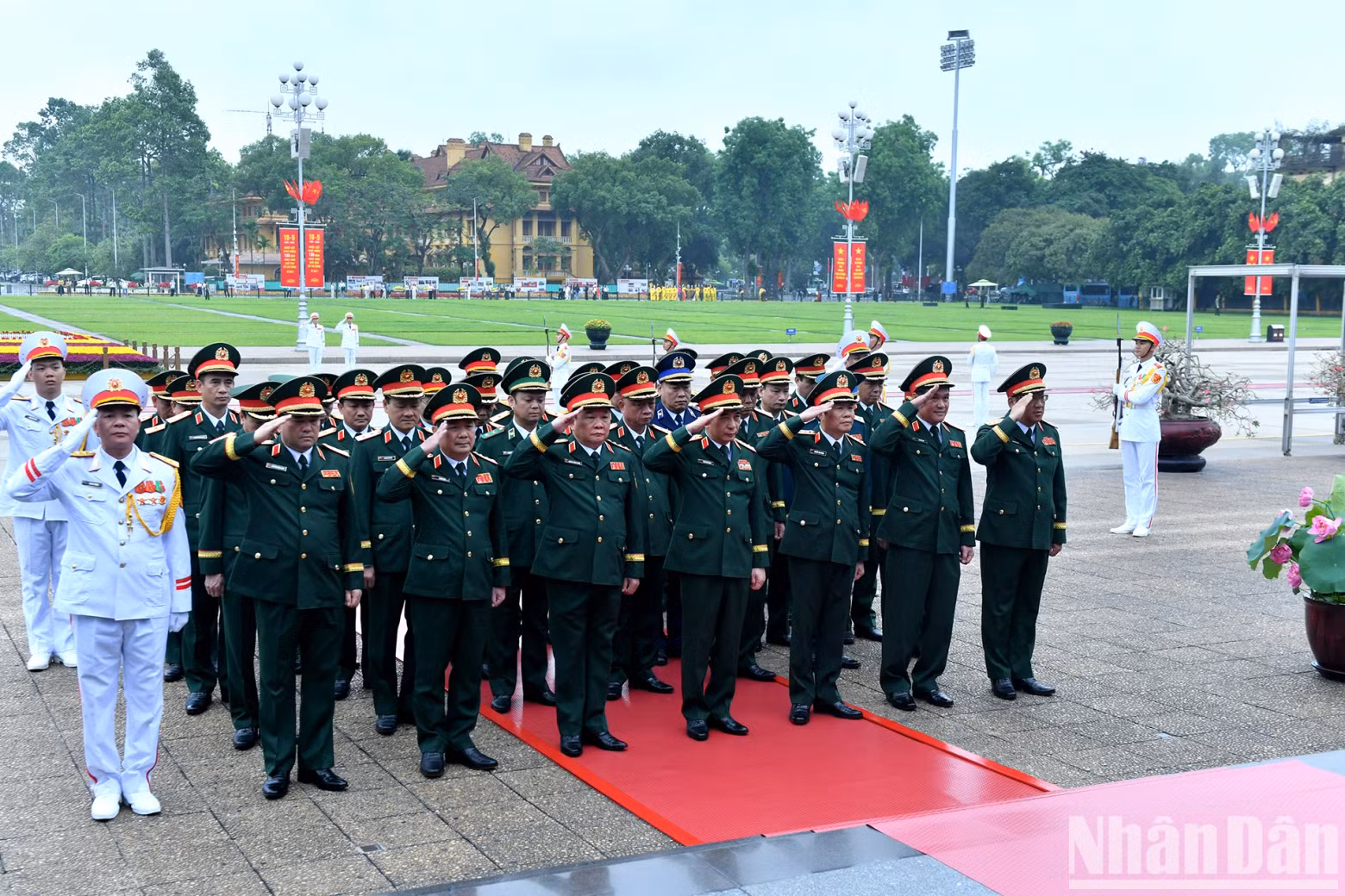 The delegation from the Central Military Commission – Ministry of National Defence expresses deep respect and remembrance for President Ho Chi Minh.