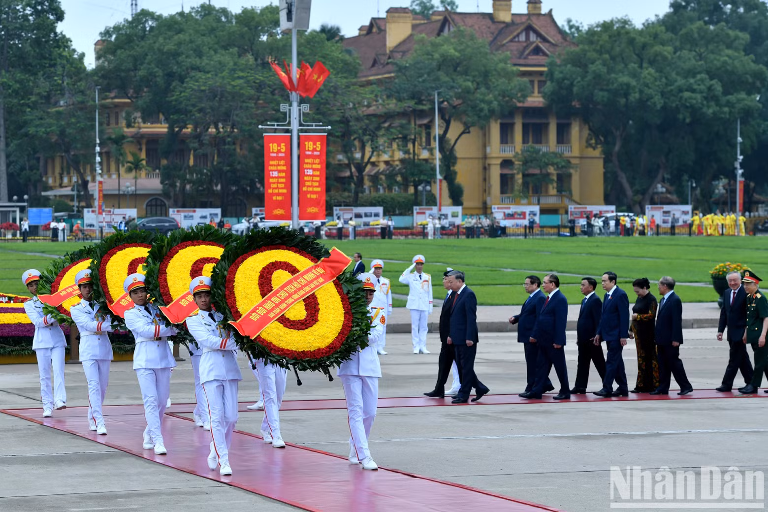 The wreaths bear the inscription: “Eternal gratitude to the great President Ho Chi Minh.”
