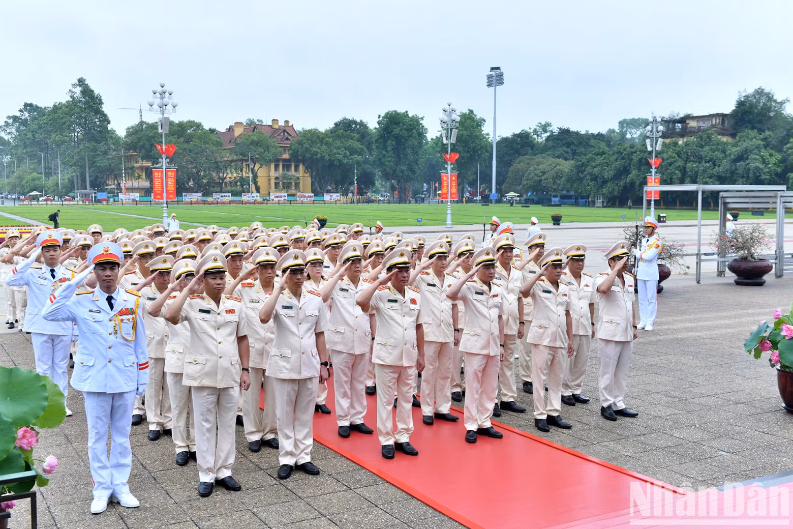 The delegation from the Central Public Security Party Committee – Ministry of Public Security solemnly honours President Ho Chi Minh’s legacy.