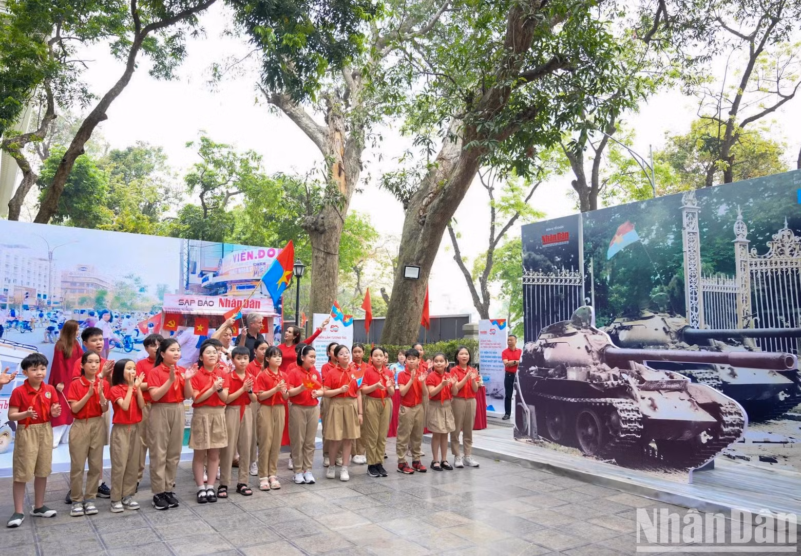 Pupils from Trang An Primary School explore the exhibition space.