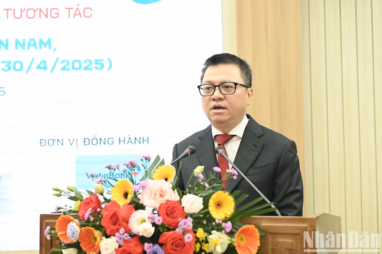 Le Quoc Minh, Member of the Party Central Committee (PCC), Editor-in-Chief of Nhan Dan Newspaper, Deputy Head of the PCC Commission for Information, Education and Mass Mobilisation, delivers the opening speech.