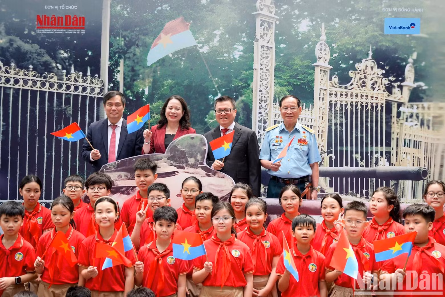 Delegates pose for commemorative photos with pupils from Trang An Primary School in Hoan Kiem District.
