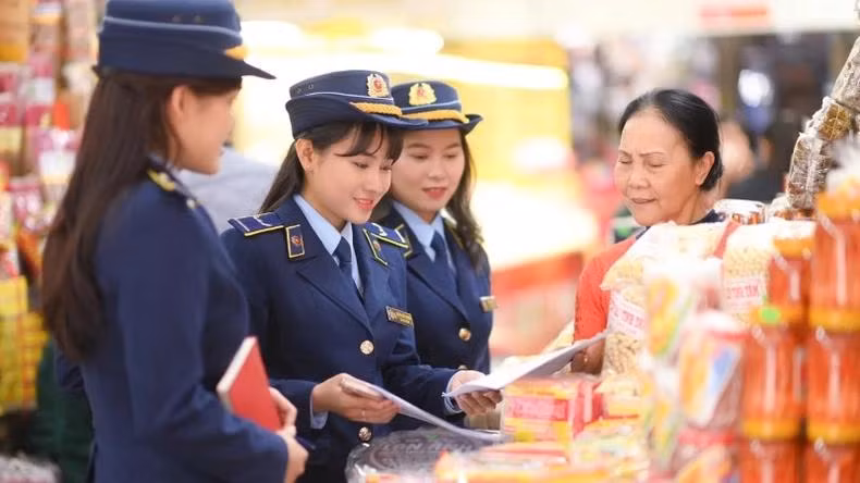 Raising awareness against counterfeit goods and protecting intellectual property rights remains a vital task of the market management force. (Photo: Luu Quyen)