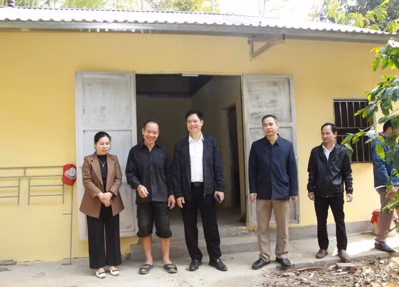Officials in Thuan Chau District, Son La Province, celebrate with residents as they move into their new homes.