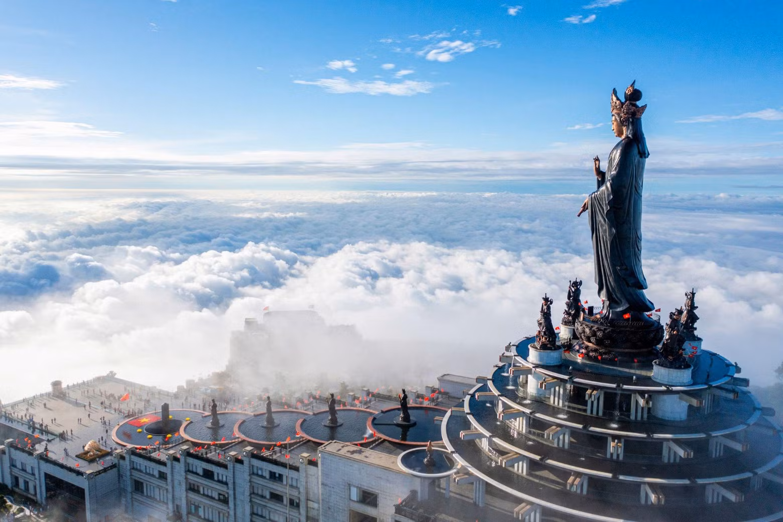 The summit of Ba Den Mountain with the majestic Tay Bo Da Son Guanyin statue (Photo: Sun World Ba Den Mountain)