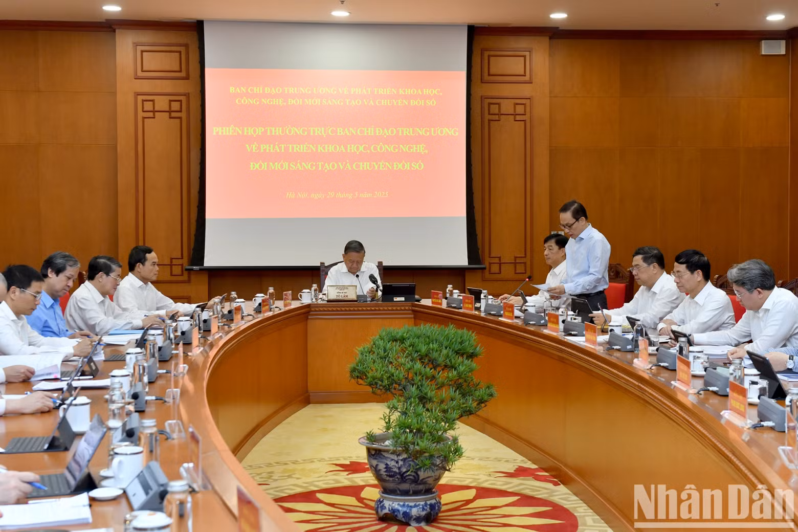 At the meeting (Photo: nhandan.vn)