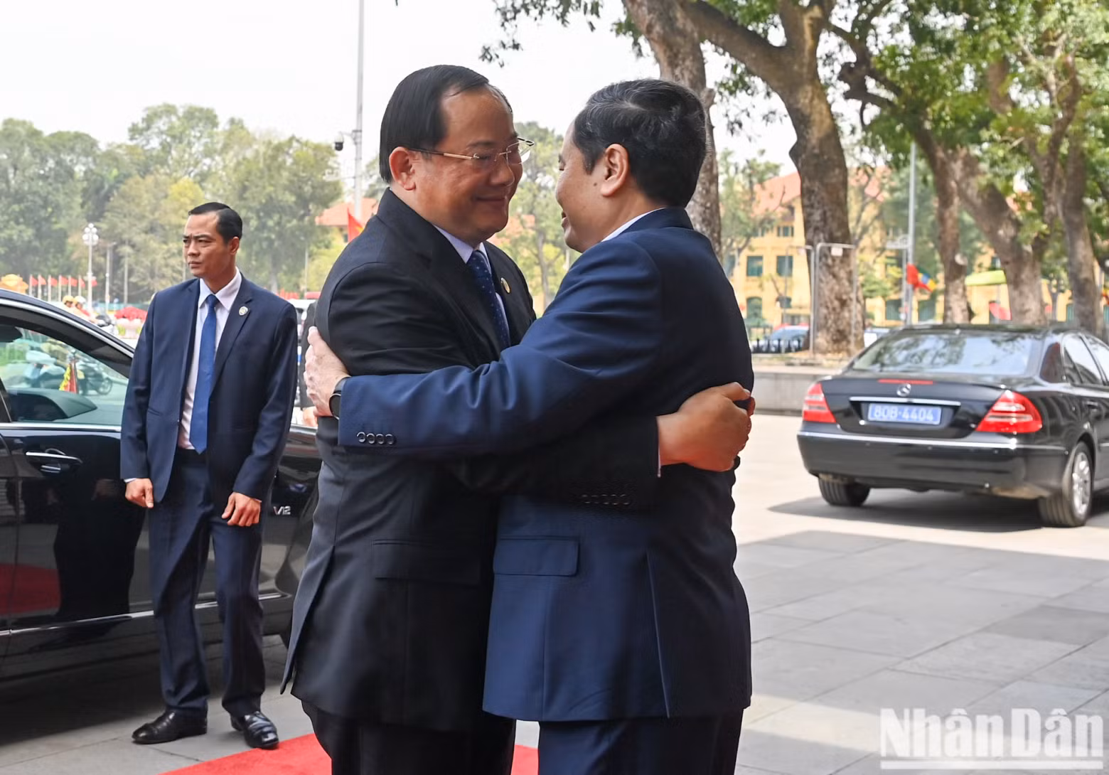 NA Chairman Tran Thanh Man welcomes Lao PM Sonexay Siphandone.