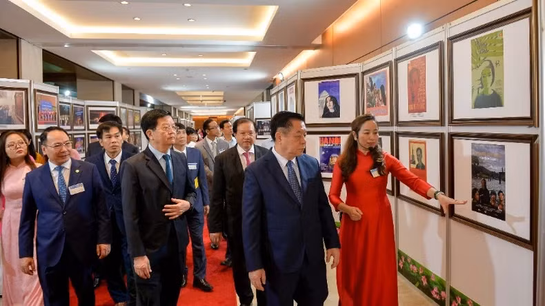 Delegates visit the exhibition with the theme “50 Years of Vietnamese literature and arts accompanying the country”.