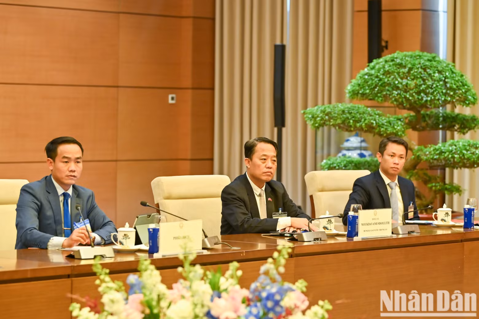 Members accompanying Lao PM Sonexay Siphandone at the meeting.