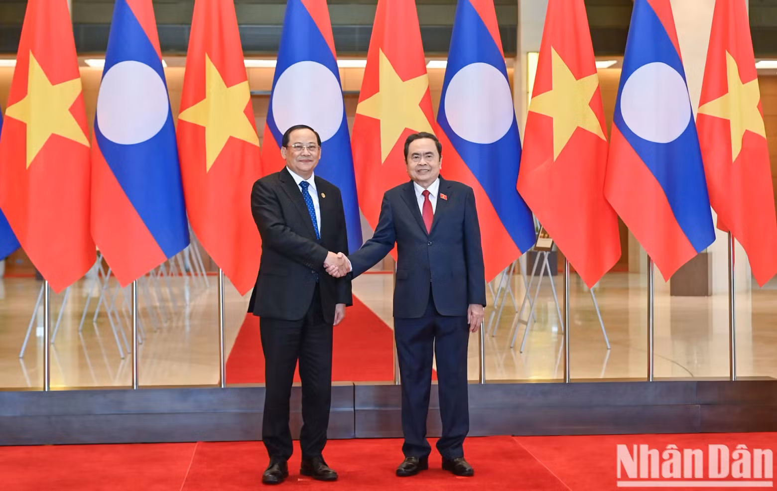 NA Chairman Tran Thanh Man and Lao PM Sonexay Siphandone.