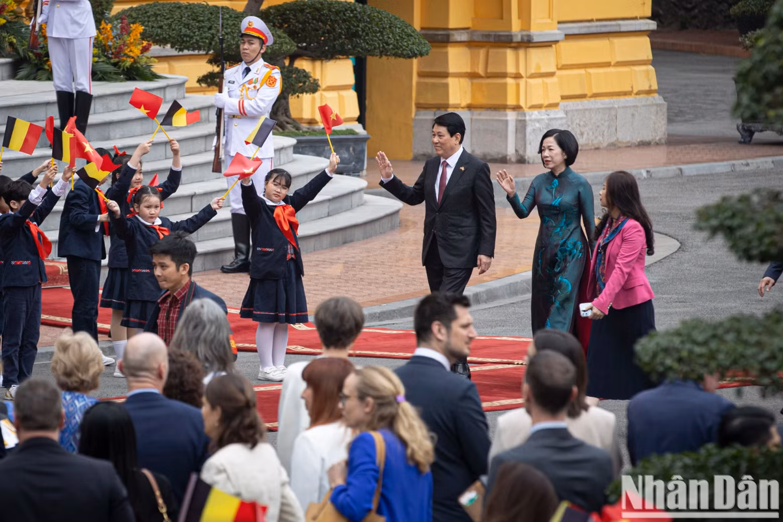 President Luong Cuong and his spouse wave to the children. President Luong Cuong and his spouse wave to the children.