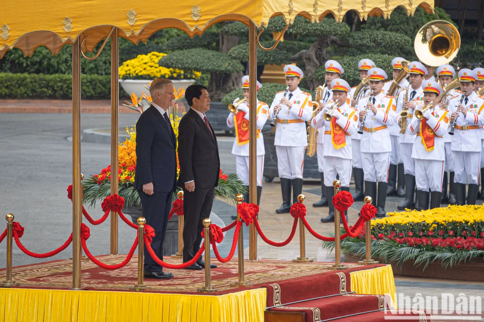 President Luong Cuong and Belgian King Philippe step onto the podium of honour, listening to the military band playing the national anthems of the two countries. President Luong Cuong and Belgian King Philippe step onto the podium of honour, listening to the military band playing the national anthems of the two countries.
