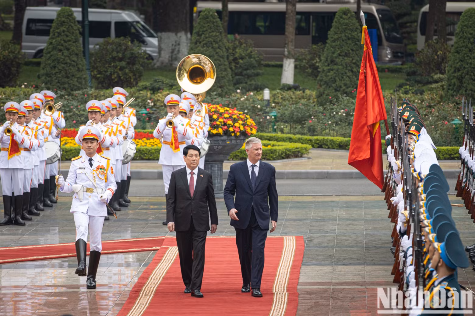 President Luong Cuong and Belgian King Philippe review the honour guard of the Vietnam People’s Army. President Luong Cuong and Belgian King Philippe review the honour guard of the Vietnam People’s Army.