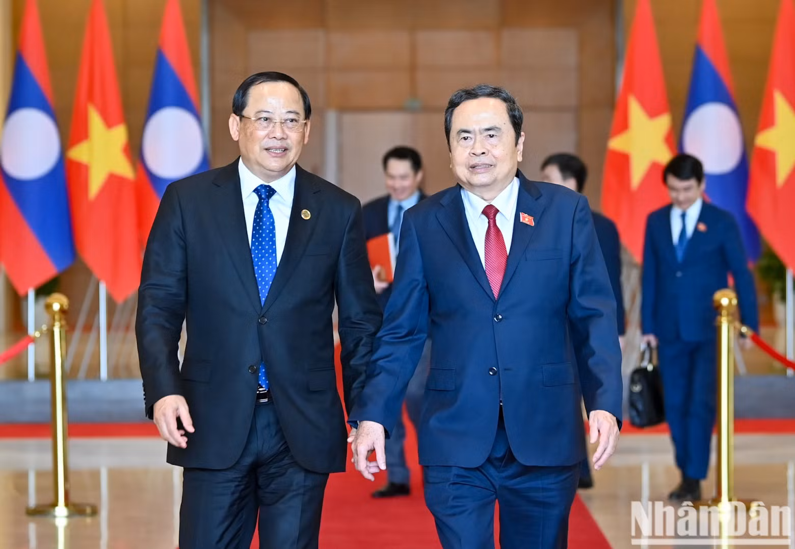 NA Chairman Tran Thanh Man talks with Lao PM Sonexay Siphandone.