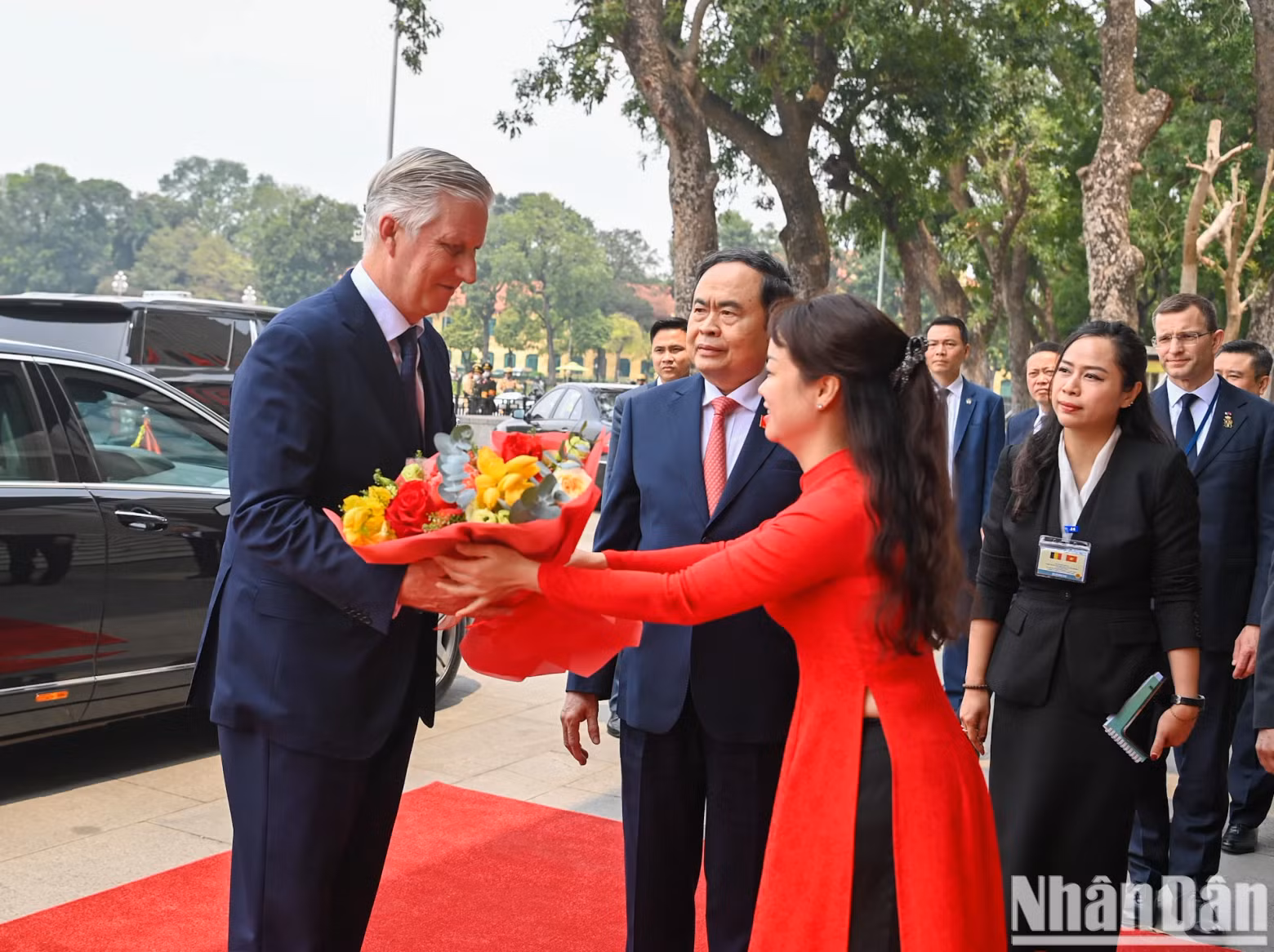 National Assembly Office staff presents flowers to welcome Belgian King Philippe.