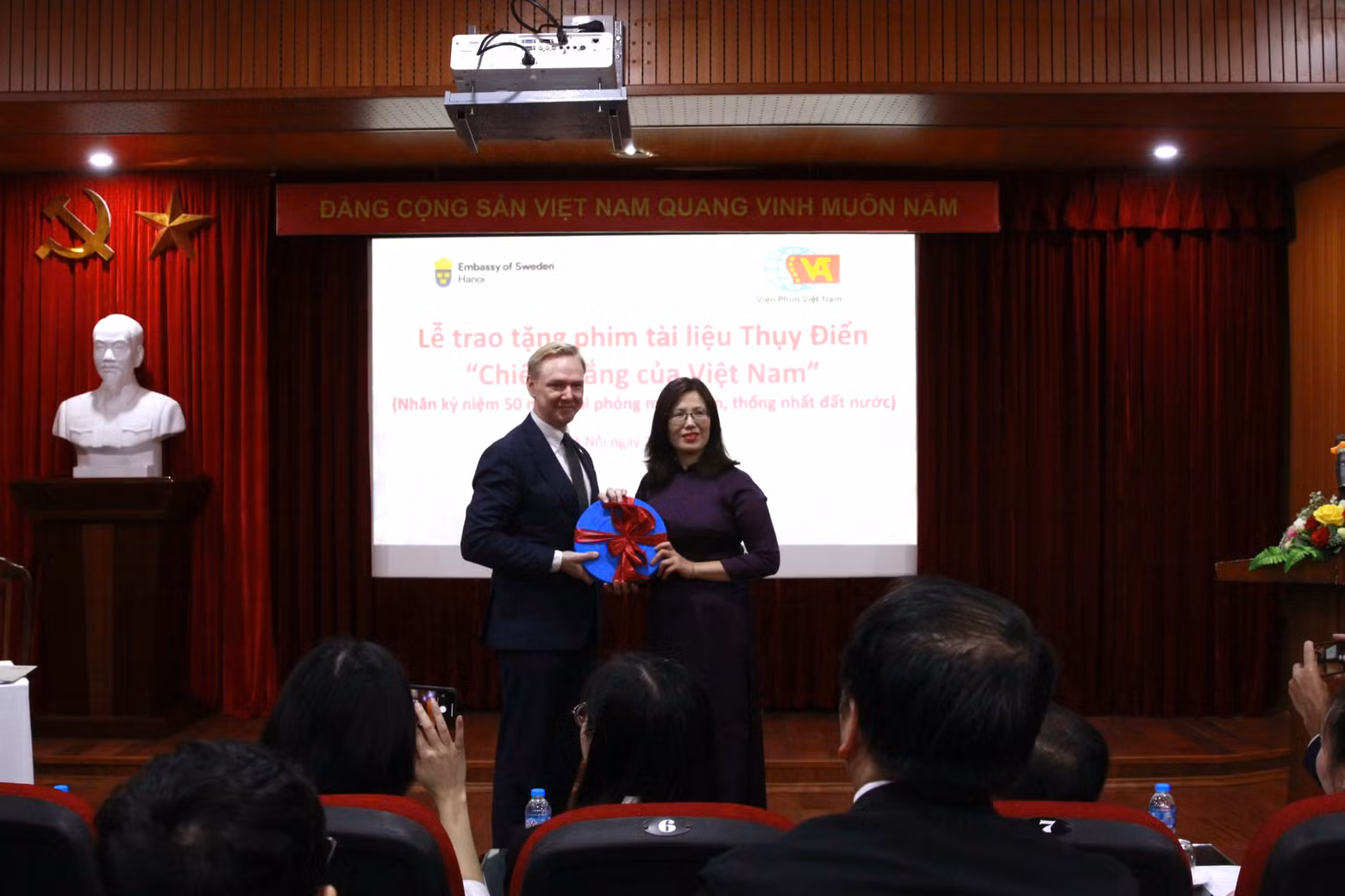 The Swedish Embassy in Vietnam officially presented the documentary 'Victory Vietnam' (Chien Thang Cua Viet Nam) to the Vietnam Film Institute.