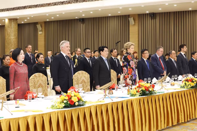President Luong Cuong and his spouse, along with King Philippe and Queen Mathilde of Belgium, attend a state banquet. (Photo: VNA) President Luong Cuong and his spouse, along with King Philippe and Queen Mathilde of Belgium, attend a state banquet. (Photo: VNA)