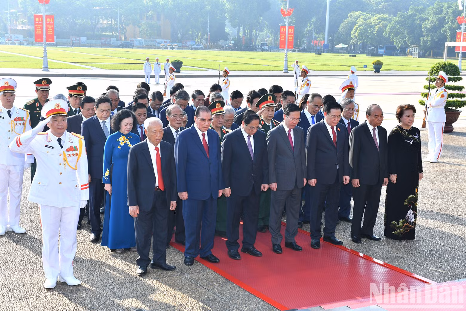 The Party and State leaders respectfully remember the merits of President Ho Chi Minh.